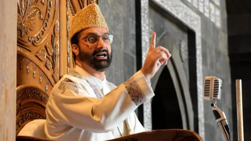 अकाउंट बचाने के लिए मीरवाइज़ ने छोड़ा 'हुर्रियत' का साथ; X प्रोफाइल से हटाया चेयरमैन का पद