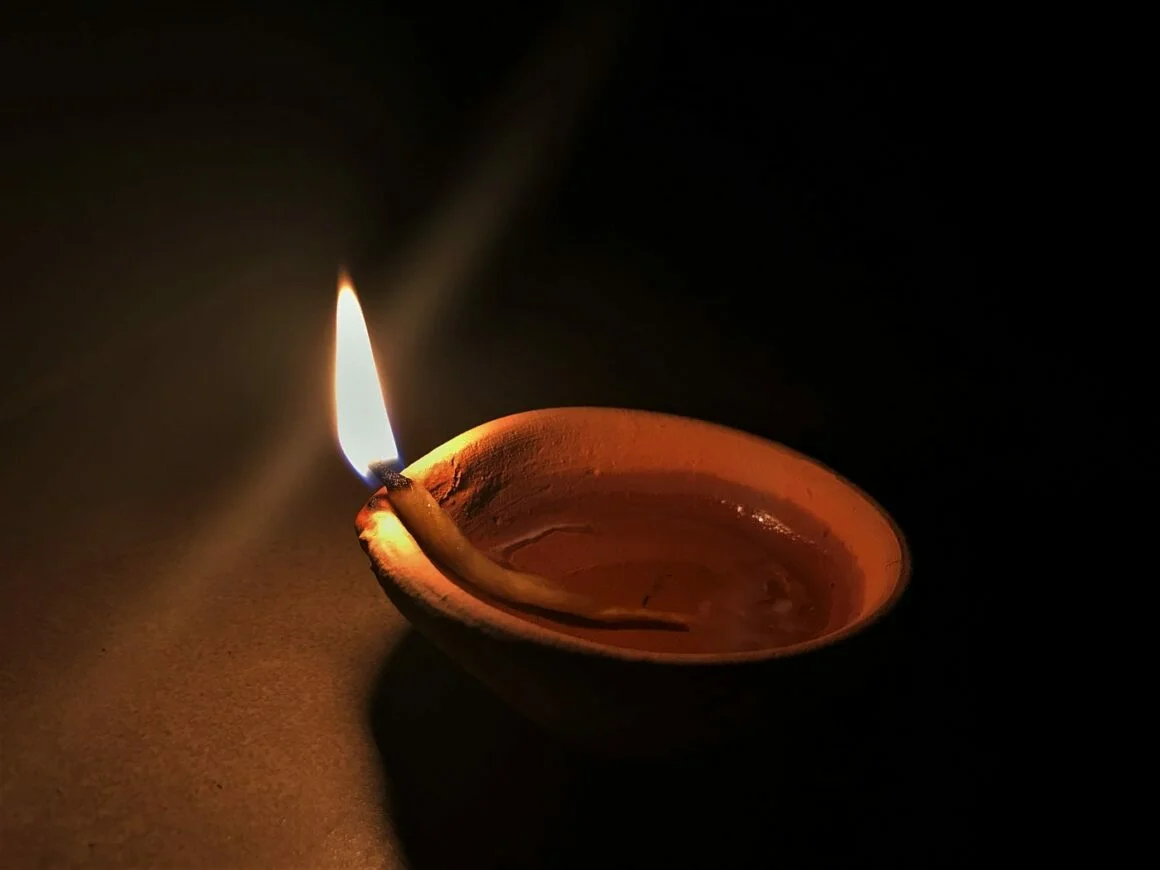 दीया बाती का पूरी तरह जलना : क्या यह एक अच्छा संकेत है या बुरा संकेत?