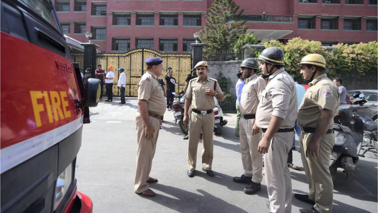 दिल्ली-नोएडा के स्कूलों को बम से उड़ाने की धमकी
