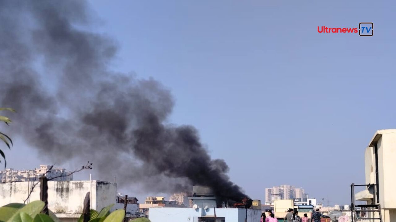 Ghaziabad News: वैशाली सेक्टर-5 में शॉर्ट सर्किट से लगी भीषण आग