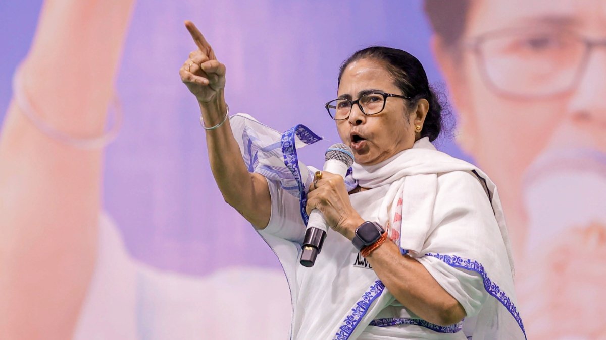 ममता बनर्जी पहुंची फुरफरा शरीफ, TMC की रणनीति