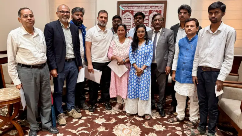 राहुल गांधी ने कर्नाटक के सीएम सिद्धारमैया से राज्य में रोहित वेमुला एक्ट लागू करने की मांग की