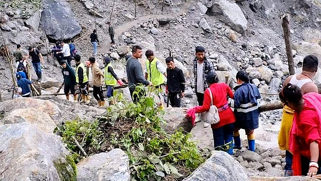 सिक्किम में भारी बारिश और भूस्खलन, रास्ते बंद, एक हजार से अधिक टूरिस्ट्स फंसे