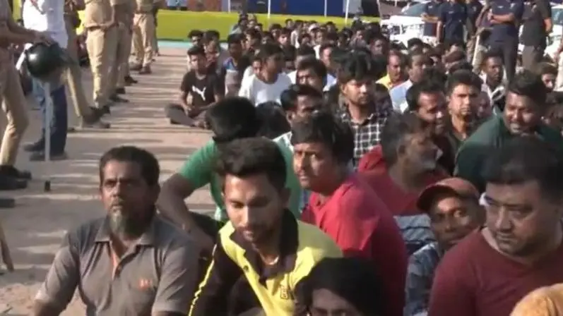गुजरात: कथित बांग्लादेशियों के ख़िलाफ़ पुलिस की कार्रवाई, क्या है मक़सद?