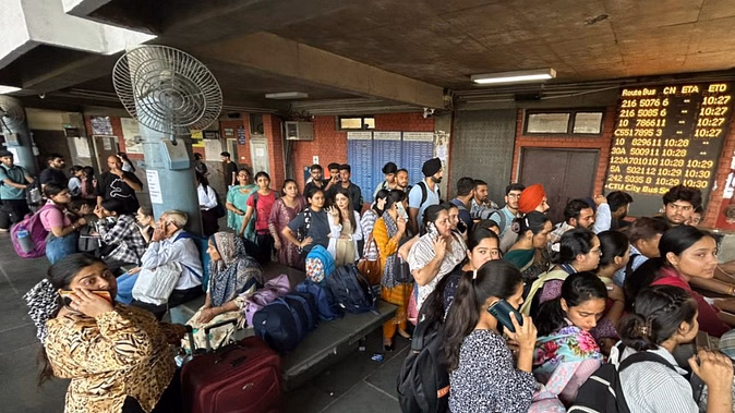 चंडीगढ़ अलर्ट: शाम 7 बजे बाज़ार बंद, पटाखे प्रतिबंधित, छात्रों का घर वापसी, ISBT-43 पर भारी भीड़