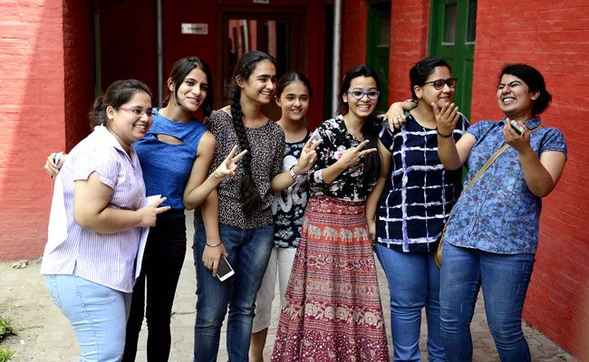 CBSE 12वीं रिजल्ट में फिर से लड़कियों ने मारी बाजी, जानिये कौन से स्कूल ने किया टॉप