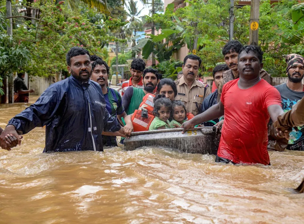 बारिश और बाढ़ से आम लोगों का जीवन अस्त-व्यस्त, नदियां उफान पर और कई गांव किए गए खाली