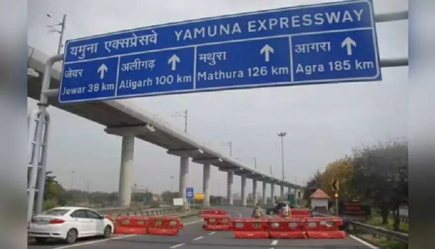 यमुना एक्सप्रेस वे पर सफर करना यात्रियों को पढ़ सकता है महंगा, 1 सितंबर से टोल टैक्स के दामों में होगी बढ़ोतरी