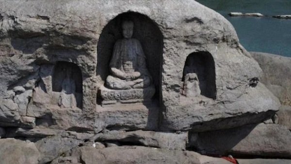 चीन की एक नदी से 600 साल पुराना मूर्ति पाया गया, तीन मूर्तियों में से एक मूर्ति कमला शंकर गौतम बुध भगवान बैठे आए नजर