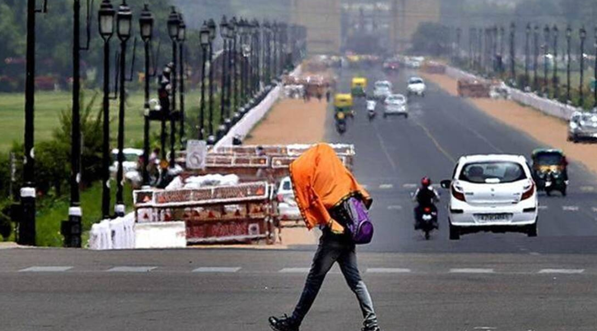 दिल्ली में गर्मी का अधिकतम तापमान सामान्य से चार डिग्री अधिक, गर्मी से लोगों का हाल हुआ बेहाल