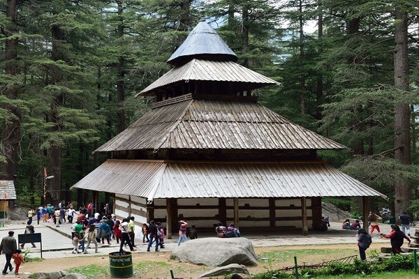 हिमाचल के मनाली में स्थित 4000 साल पुराना मंदिर, मंदिर के आसपास के झाड़ने में है भगवान का चमत्कार