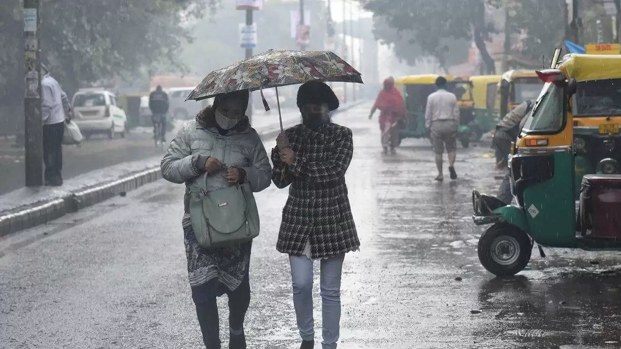 राजधानी दिल्ली में मौसम ने ली करवट, अगले दो दिनों तक राजधानी में होगी बारिश, जानिए क्या है पूरी डिटेल