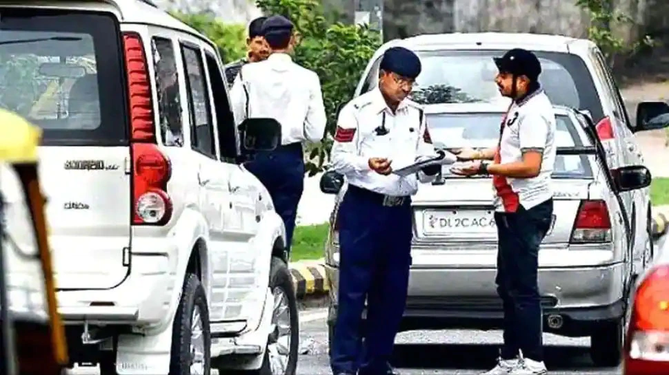 ड्राइविंग के नियमों का उल्लंघन, सफर रहेगा सुरक्षित, इन बातों का रखें खास ध्यान