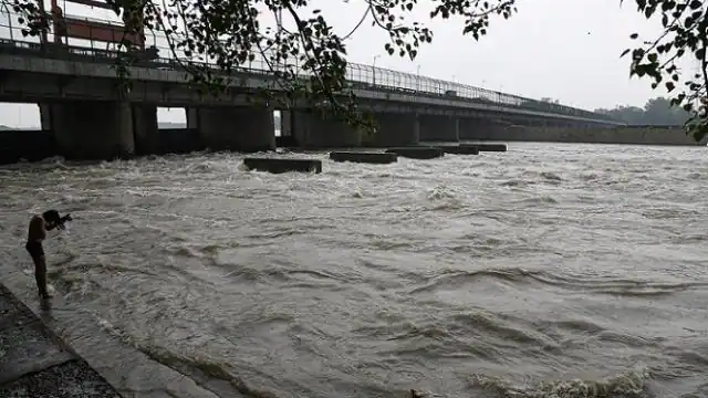 यमुना का जलस्तर बढ़ रहा, अलर्ट हुआ जारी