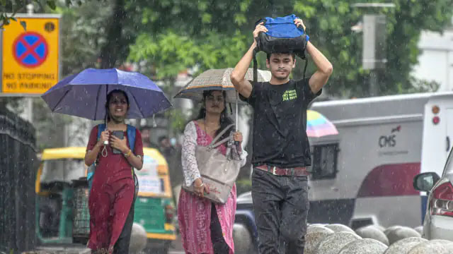 बारिश ने UP से दिल्ली तक मचाई तबाही, नोएडा-गाजियाबाद और लखनऊ में आज बंद रहेंगे स्कूल;ऑरेंज अलर्ट जारी