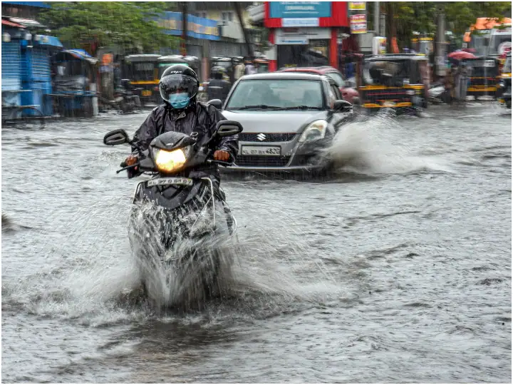 हैदराबाद में भारी  बारिश के कारण बह गया आदमी और उसकी बाइक