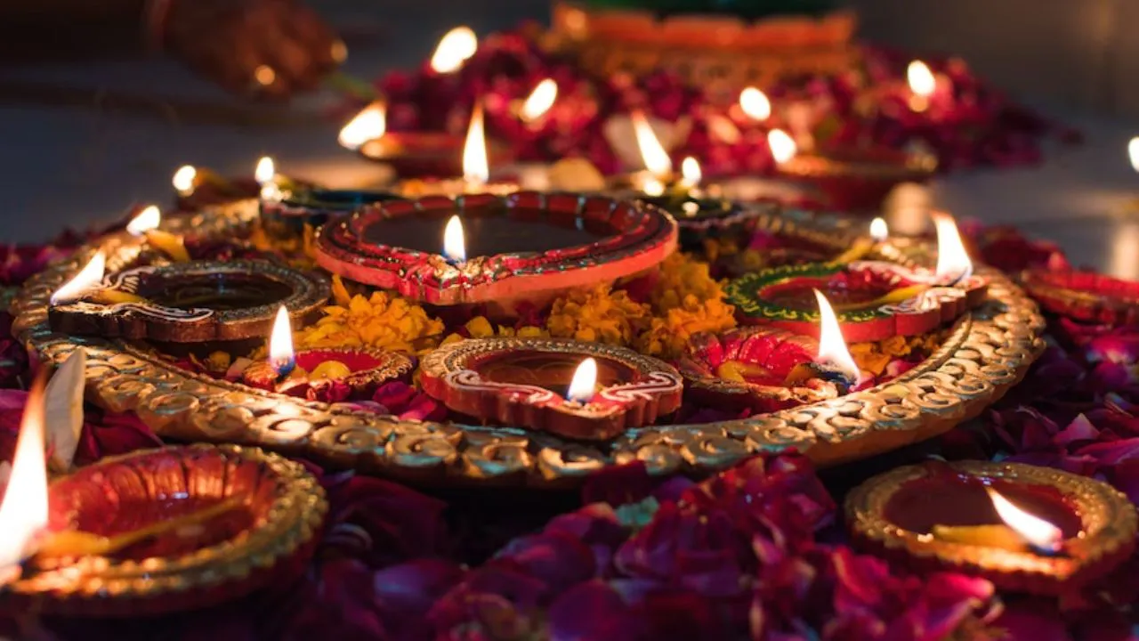 दिवाली की सफाई के दौरान भूल कर भी न रखें इन चीज़ों को, नहीं तो आपके घर से चली जाएगी लक्ष्मी
