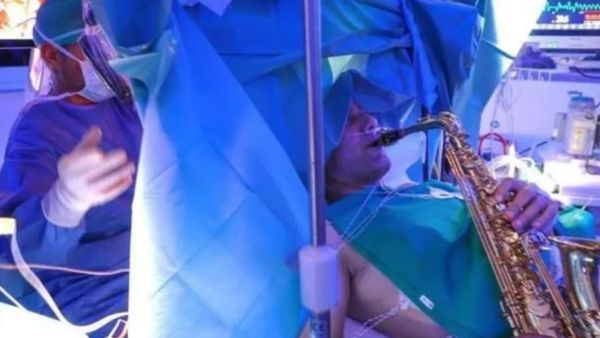 9 घंटे की ब्रेन सर्जरी के दौरान मरीज़ ने बजाया सैक्सोफोन