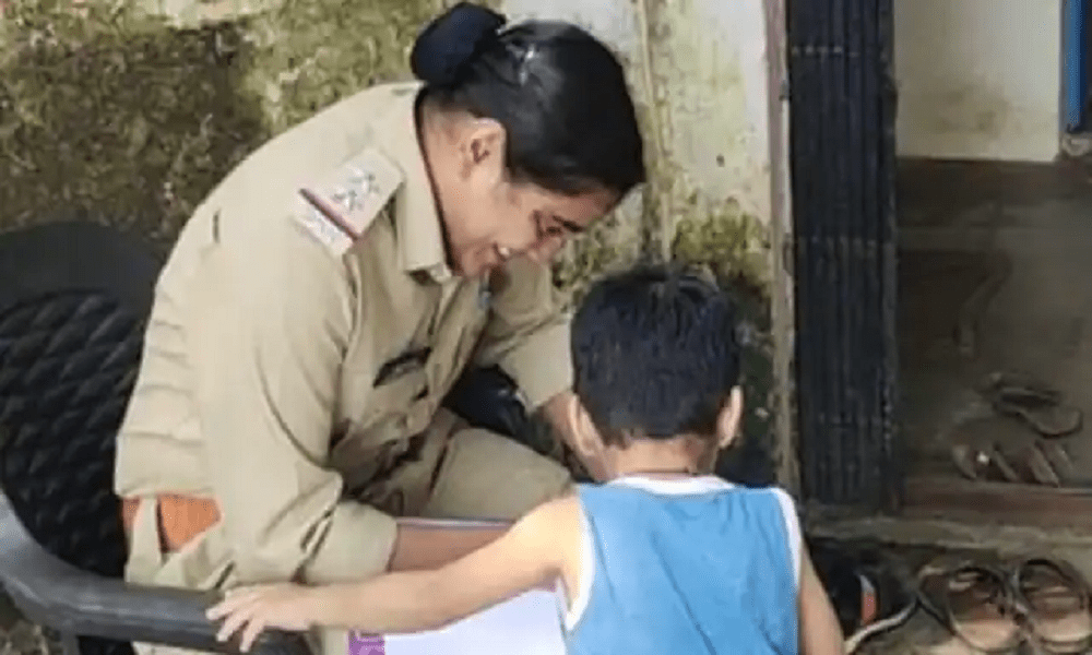 3 साल के बच्चे ने की अपनी माँ की शिकायत, पहुँचा थाने