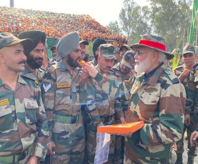 कारगिल में पीएम मोदी, जवानों के साथ मना रहे हैं दिवाली
