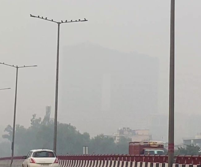 दिल्ली-एनसीआर में स्मोग ने बढ़ाई गर्मी, रात को घरों में चलाने पड़ते हैं पंखें, IMD ने जारी किया ताज़ा अनुमान