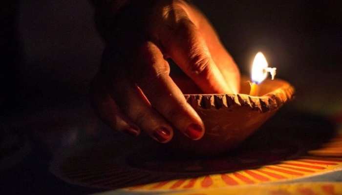 दिया जलाते समय इन गलतियों से रूठ सकती हैं मां लक्ष्मी