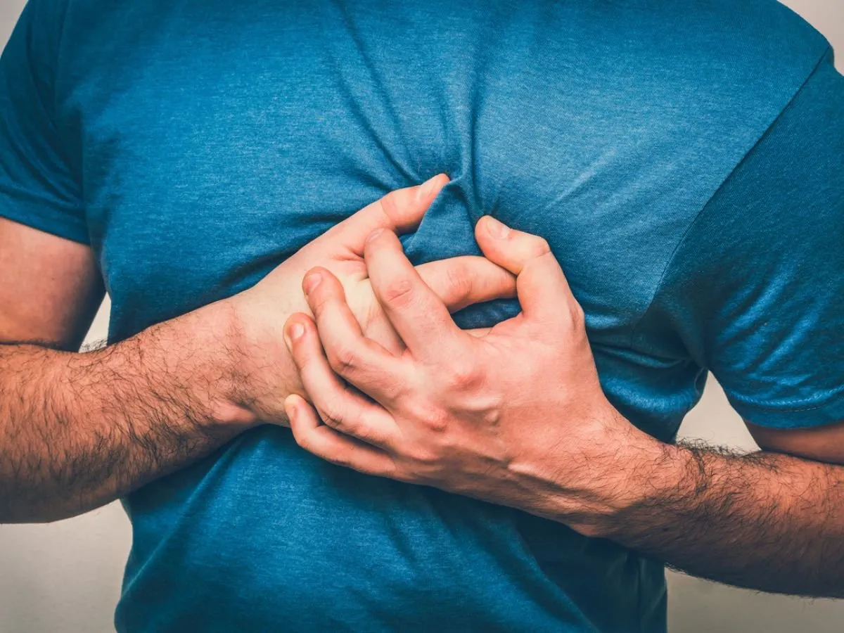 हार्ट अटैक के इन 12 संकेतों पर रखे नज़र, एक महीने पहले मिल जाते हैं संकेत Heart Attack Signs