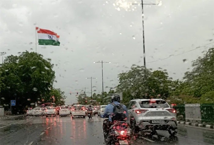 दिल्ली में 9 दिन बाद 20 डिग्री से अधिक हुआ तापमान, आज हो सकती है बारिश