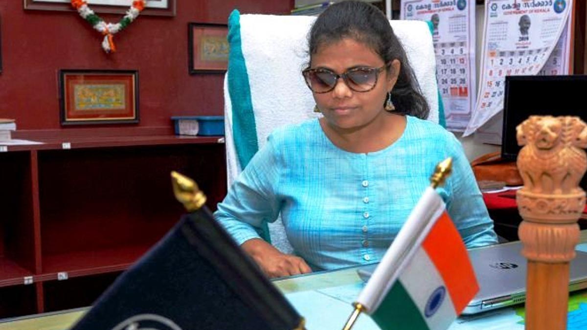 Women's Day : आँखो की रोशनी जाने के बाद भी नही मानी हार, ऐसे बनी प्रांजल देश की पहली नेत्रहीन आईएएस अफसर 