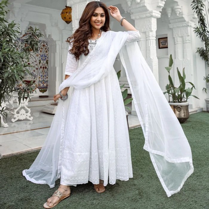 Chikankari Suit : गर्मियों में कूल लुक पाने के लिए पहने चिकनकारी सूट