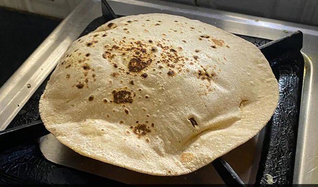 तवे की बजाए सीधी आंच पर सिकी रोटी खाने के होते हैं ये नुकसान