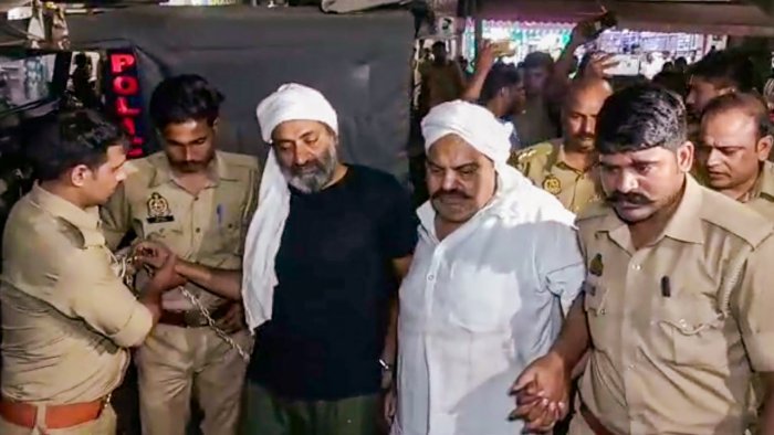 मौत से पहले Atiq Ahmed ने किसे किया था इशारा और क्यों ?