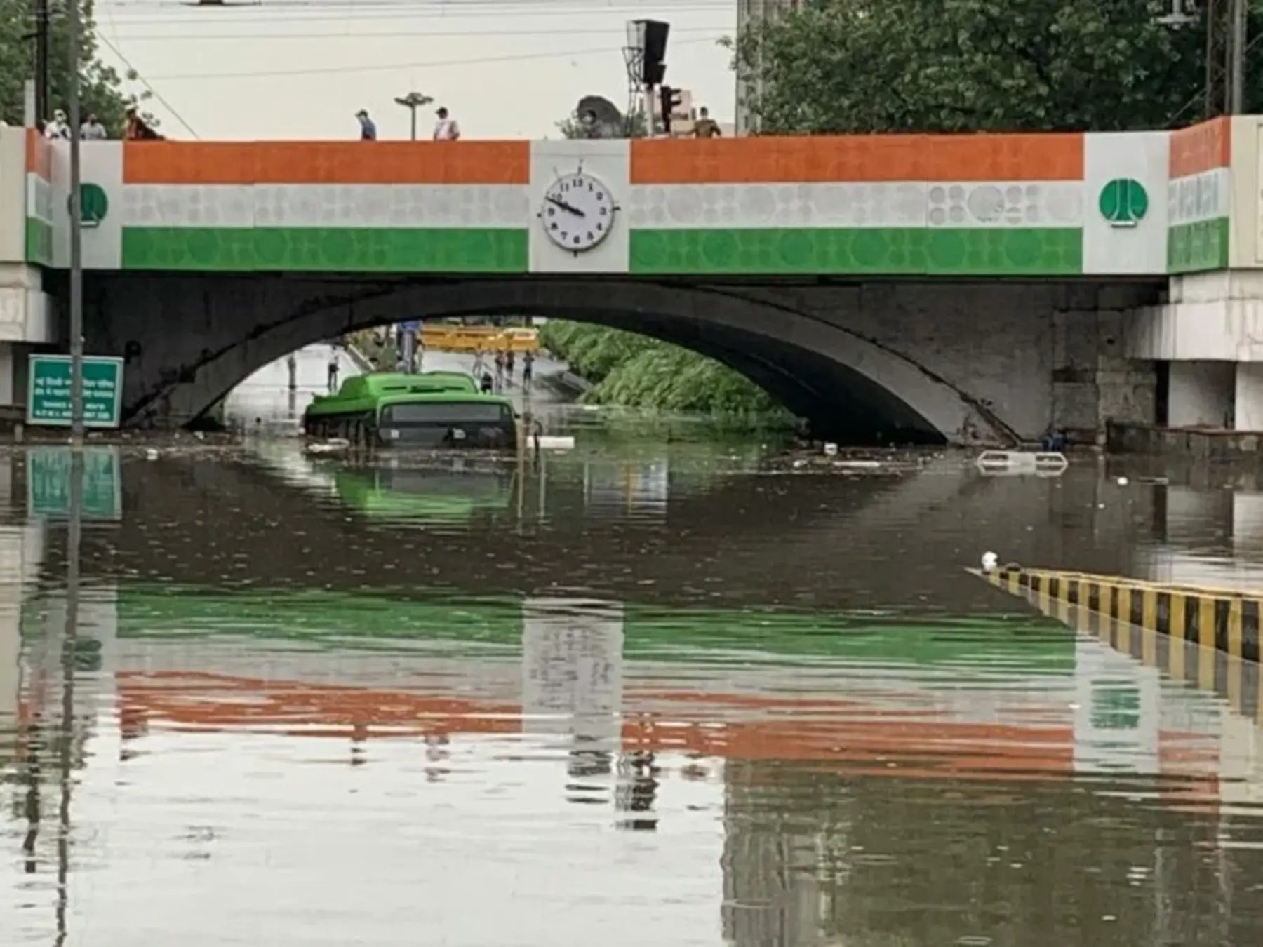दिल्ली में बाढ़ का अलर्ट: लगातार बारिश के बाद सीएम केजरीवाल ने बुलाई बैठक