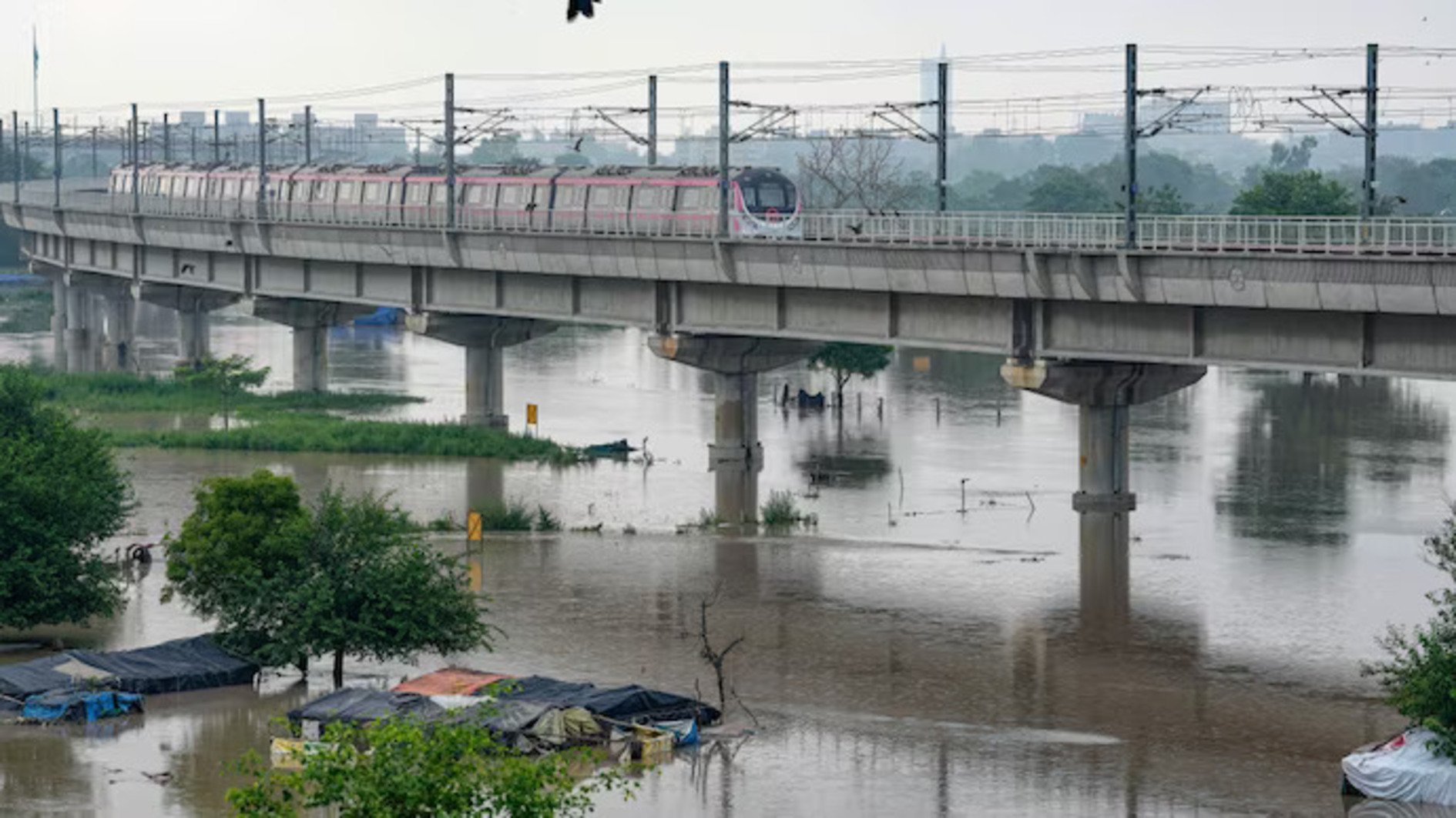 Delhi Weather Update : दिल्ली में बाढ़ के गंभीर हालात