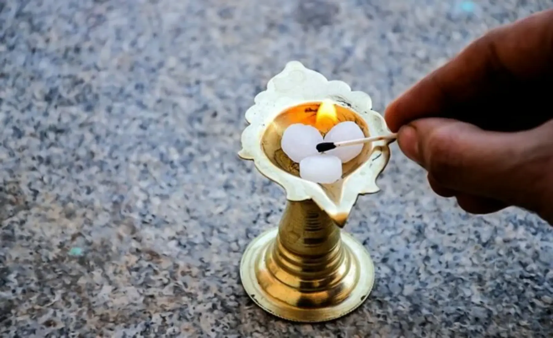 सावन सोमवार : सौभाग्य के लिए कपूर जलाएं