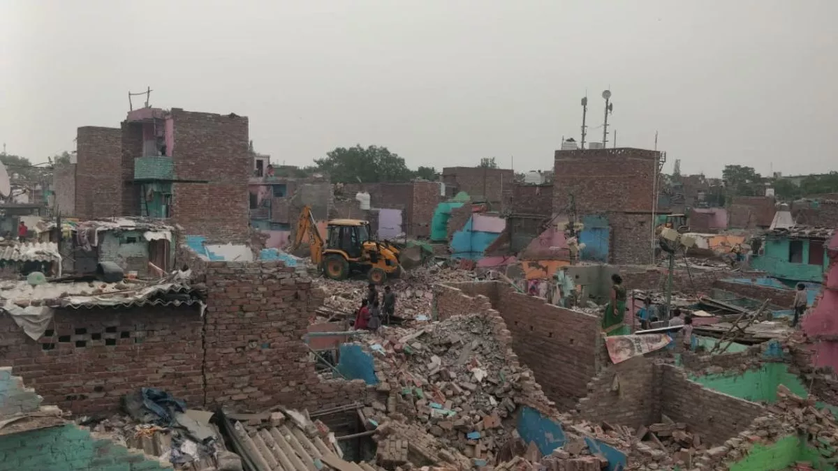 दिल्ली में फिर चला बुलडोजर: 1000 अवैध झुग्गियां ध्वस्त, सैकड़ों परिवार बेघर
