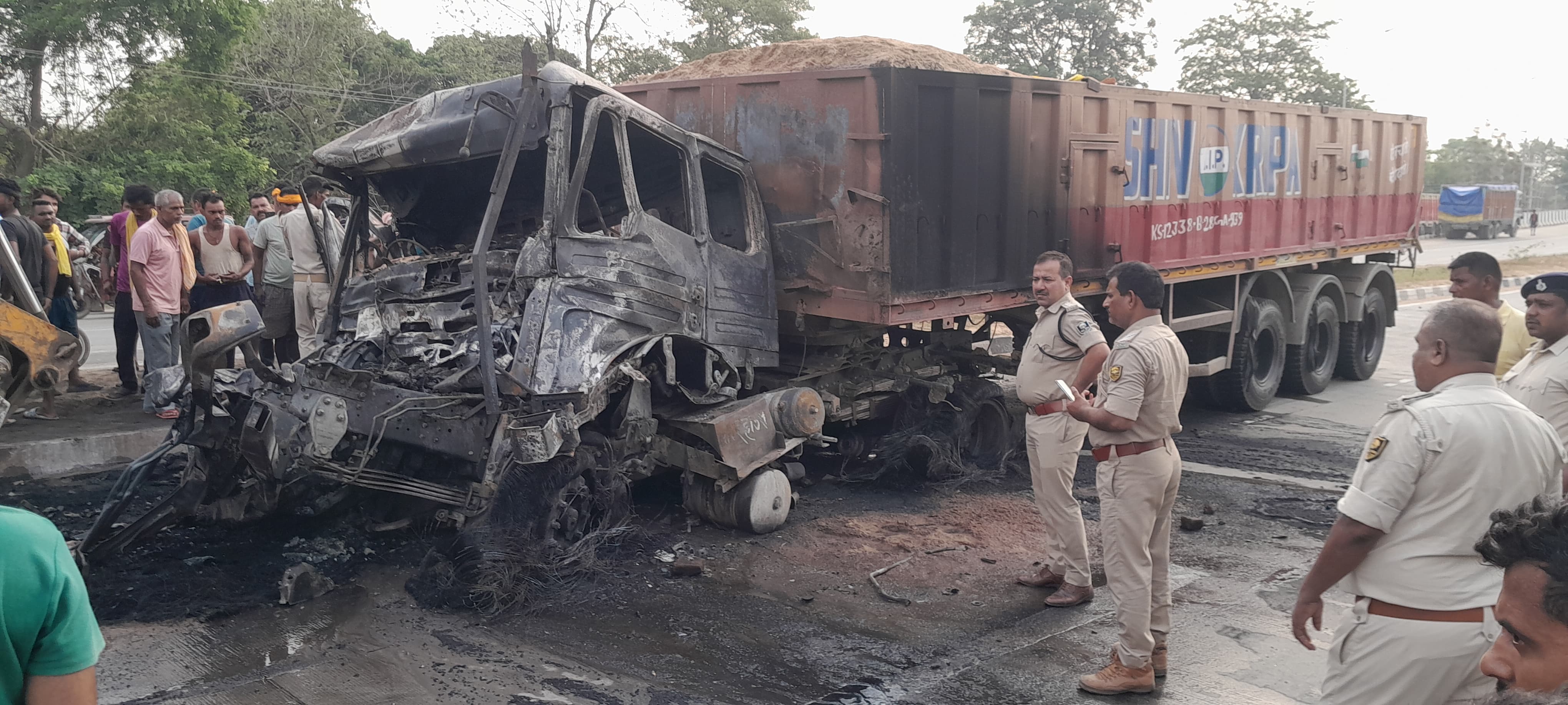 पटना-बक्सर NH पर भीषण हादसा: टायर फटने से ट्रक में लगी आग, चालक की जलकर दर्दनाक मौत