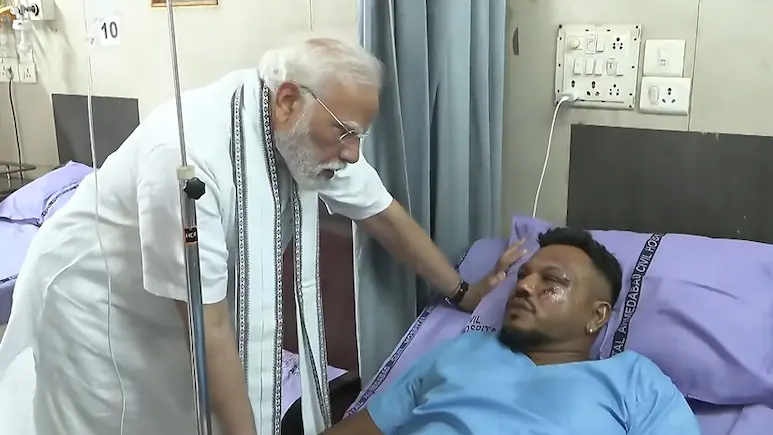 अहमदाबाद हादसे में बचे एकमात्र यात्री से मिले पीएम मोदी... पूछा हाल, तस्‍वीरें देखें