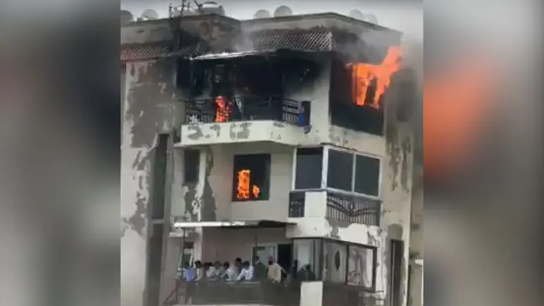 दिल्‍ली के द्वारका में एक अपार्टमेंट में लगी भीषण आग, 2-3 लोगों के फंसे होने की आशंका