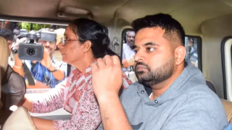 प्रज्वल रेवन्ना को उम्रकैद की सज़ा, कोर्ट ने पीड़िता को ₹7 लाख देने का दिया आदेश; फैसला सुनते ही रो पड़े पूर्व सांसद