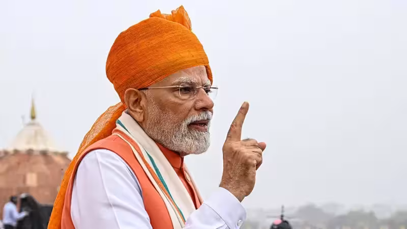 लाल क़िले से पीएम मोदी ने की आरएसएस की तारीफ़, राजनीतिक गलियारों में शुरू हुई नई बहस
