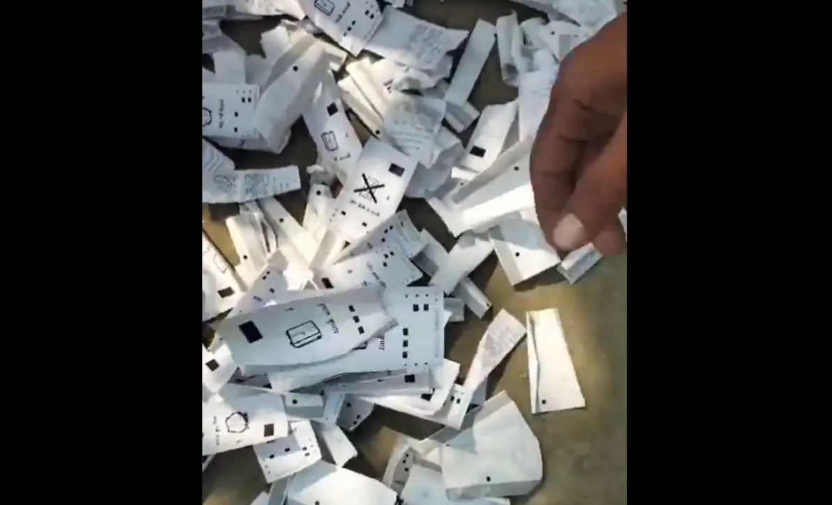 बिहार चुनाव 2025: समस्तीपुर में सड़क किनारे मिलीं हजारों VVPAT पर्चियां, चुनाव आयोग ने दिए जांच के आदेश