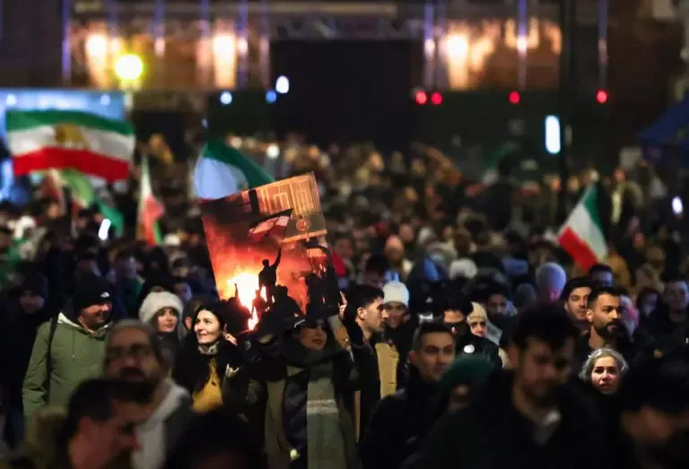 U.S. to impose 25% tariff on countries trading with Iran as 2000 killed in protests