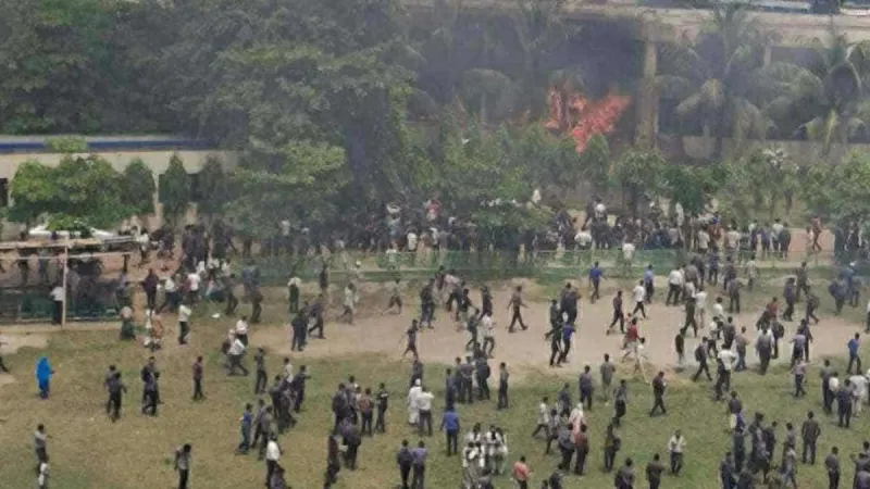प्लेन क्रैश: बांग्लादेश में एयरफोर्स का प्लेन स्कूल के पास गिरा, एक की मौत