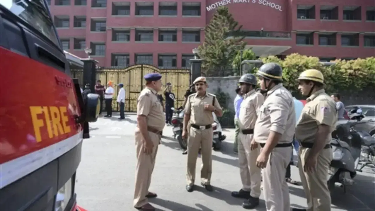 दिल्ली के 2 स्कूलों को बम से उड़ाने की धमकी, हड़कंप के बाद कैंपस का कोना-कोना खंगाला गया