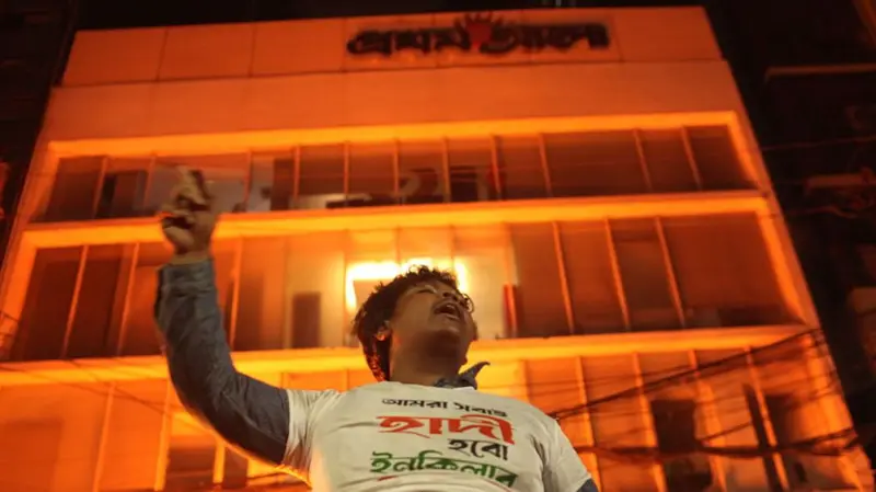 उस्मान हादी की मौत से सुलग उठा बांग्लादेश; आक्रोशित भीड़ ने 'प्रथम आलो' और 'डेली स्टार' के कार्यालयों को फूंका