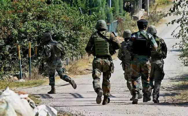 कुलगाम मुठभेड़: सुरक्षाबलों ने एक आतंकी को मार गिराया, तीन जवान घायल