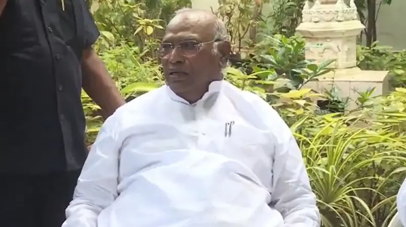 '40 एकड़ ज़मीन' वाले वीडियो पर बीजेपी का खड़गे पर हमला