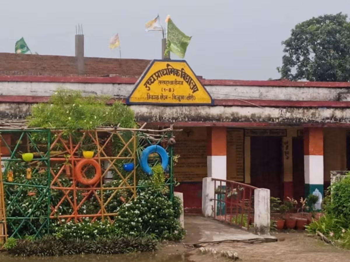 उत्तर प्रदेश के सरकारी स्कूल पर फहराया फिलिस्तीनी झंडा, 7 लोगों के खिलाफ दर्ज हुई FIR