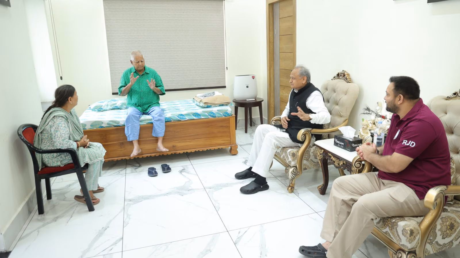 आरजेडी का चेहरा बने तेजस्वी? एनडीए का कौन? अशोक गहलोत ने किए सवाल